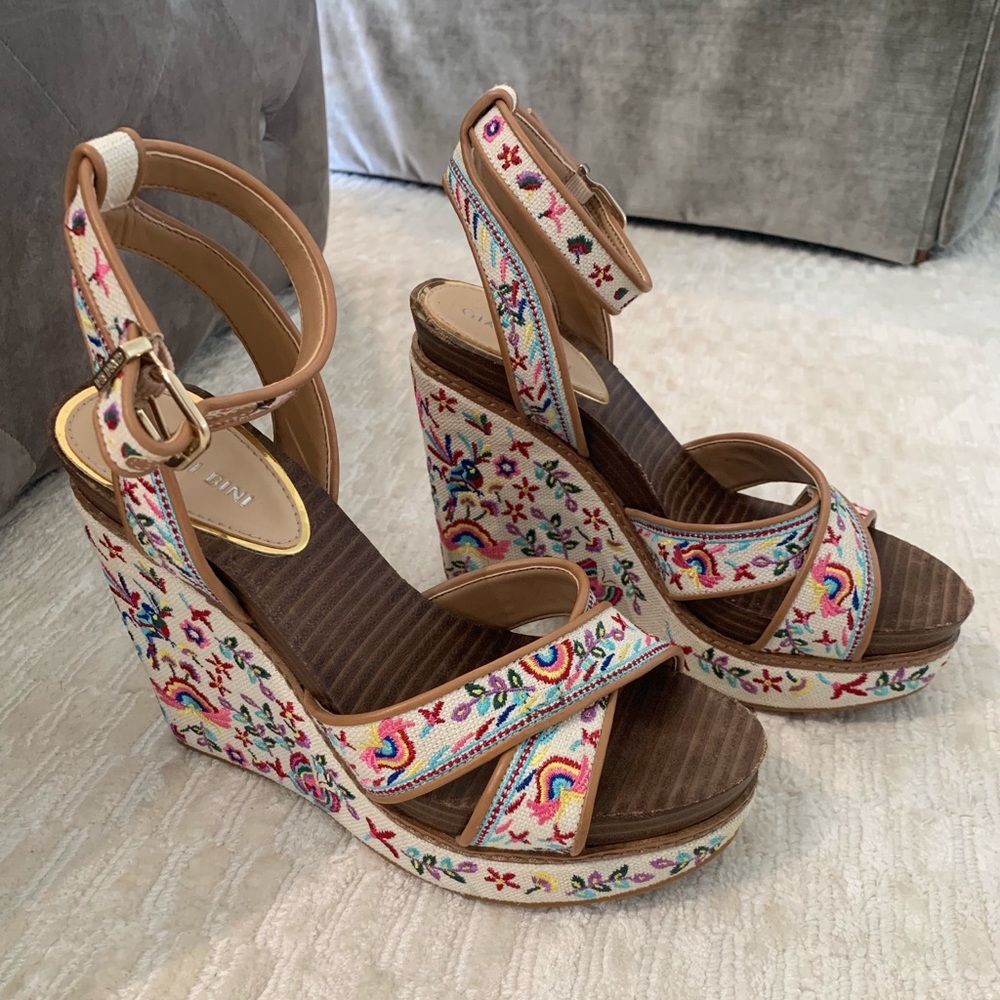 Gianni Bini embroidered wedges